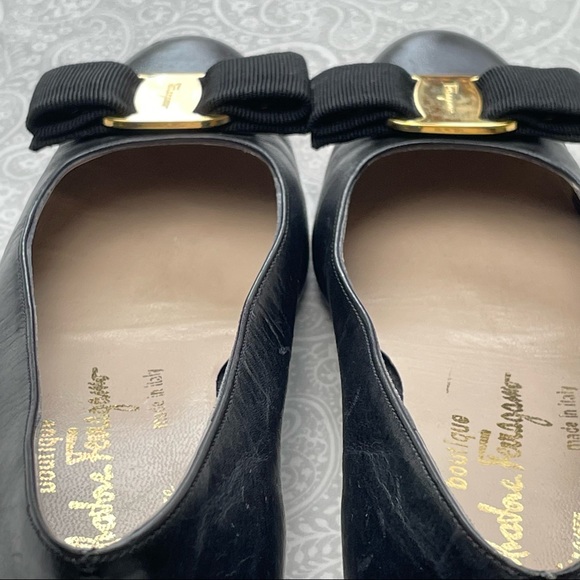 Salvatore Ferragamo Firenze black flats w/bows. EUC - Picture 11 of 11